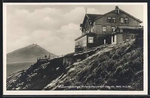 AK Prinz-Heinrich-Baude /Riesengebirge, Berghütte mit Gipfelblick