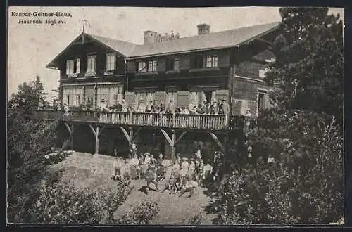 AK Kaspar-Geitner-Haus am Hocheck, Leute auf der Veranda der Berghütte