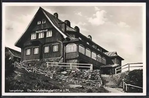 AK Heufuderbaude /Isergebirge, Berghütte mit Treppenaufgang