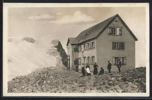 AK Strassburger Hütte, Wanderer vor der Hütte