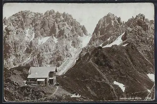 AK Innsbrucker-Hütte, Blick auf die Hütte mit Berglandschaft
