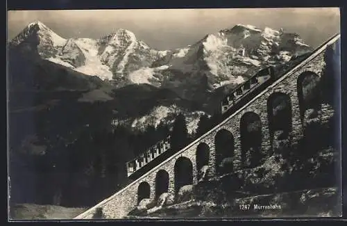 AK Bergbahn Lauterbrunnen-Mürren auf Viadukt mit Jungfrau, Mönch und Eiger