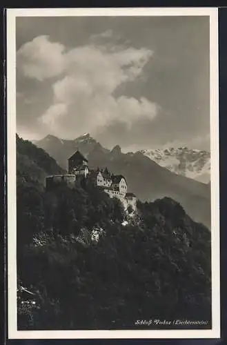 AK Vaduz, Schloss Vaduz mit Blick in die Berge