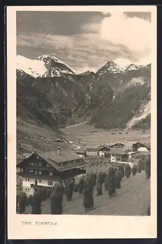 AK Hintertux, Ortsansicht gegen die Berge