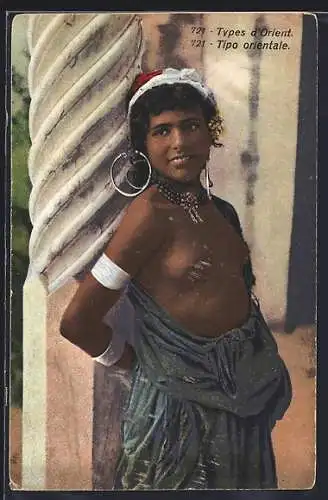 AK Types d'Orient, arabisches barbusiges Mädchen an einer Säule