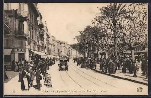 AK Cannes /Alpes-Maritimes, La Rue Félix-Faure avec des passants et une voiture