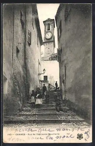 AK Cannes, Rue de l`Ancienne Boucherie avec horloge et habitants