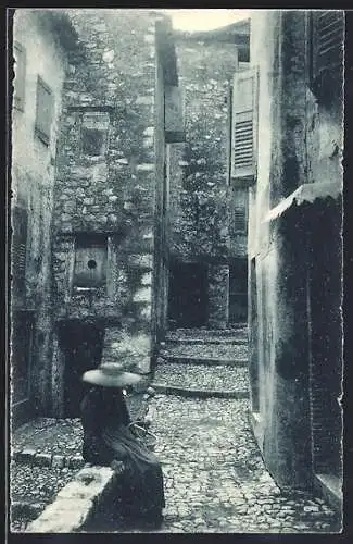 AK Châteauneuf-de-Grasse, Intérieur du village avec une femme assise dans une ruelle pavée