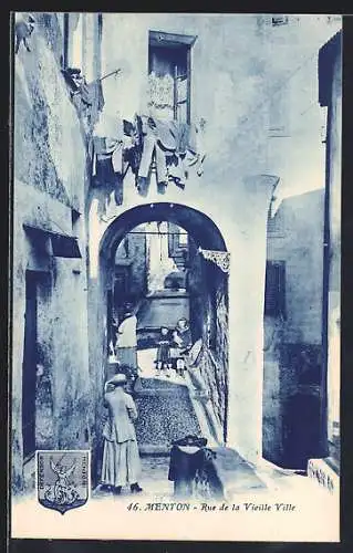 AK Menton, Rue de la Vieille Ville, scène de rue animée avec linge suspendu