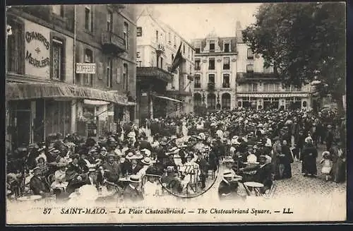 AK Saint-Malo, La Place Chateaubriand, animation de terrasse et foule animée