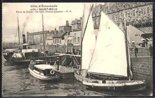 AK Saint-Malo, Porte de Dinan, Le Quai d`embarquement, voiliers amarrés et bateaux à vapeur