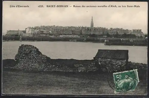 AK Saint-Servan, Ruines des anciennes murailles d`Aleth, au loin Saint-Malo