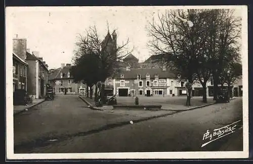 AK Dol /Il.-et-V., Place Toullier, vue sur la place avec arbres et bâtiments anciens