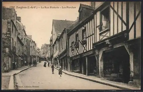 AK Fougères /I.-&-V., La Rue Pinterie, Les Porches