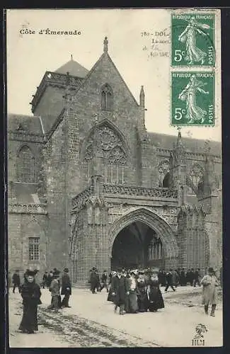AK Dol, La cathédrale avec foule devant l`entrée