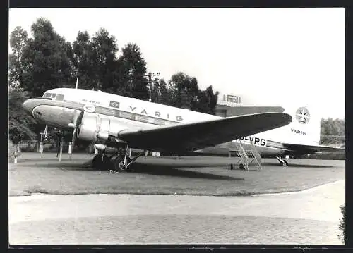 Fotografie unbekannter Fotograf, Ansicht Rio de Janeiro, Flugzeug Douglas DC-3 VARIG PP-VRG