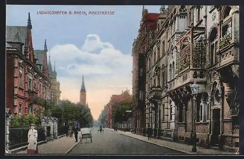 AK Ludwigshafen a. Rhein, Maxstrasse mit Passanten und Blick auf Kirchturm