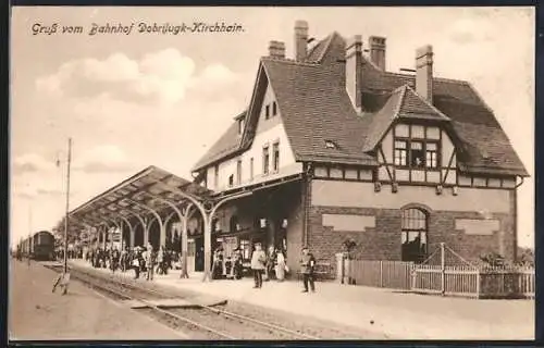 AK Dobrilugk-Kirchhain, Bahnhof mit vollem Bahnsteig und abgefahrenem Zug