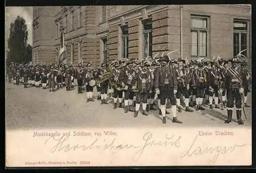 AK Wilten, Musikkapelle und Schützen in Tiroler Trachten