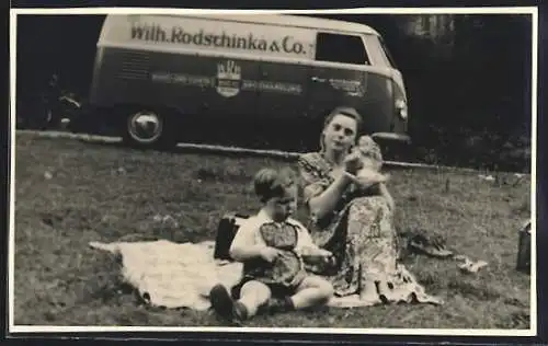 Foto-AK Wiesbaden, Auto VW T1 Bulli Bus, Firma Wilh. Rodschinka & Co.