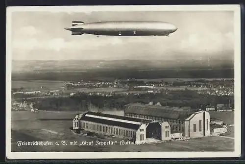 AK Friedrichshafen, Luftschiff Graf Zeppelin über den Luftschiffenhallen