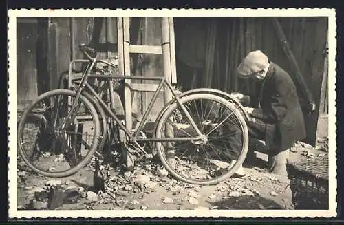 Foto-AK Mann neben seinem Fahrrad