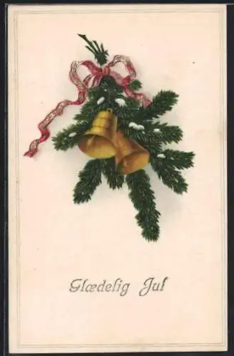 AK Glaedelig Jul, Weihnachtsglocken mit Tannenzweig