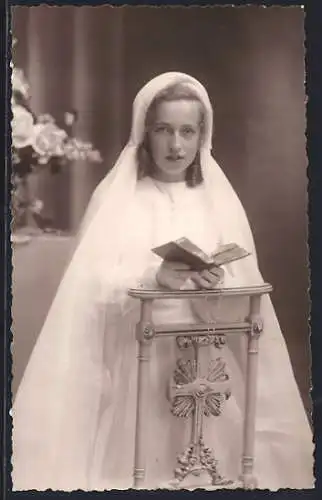 AK Mädchen mit Bibel und Rosenkranz zu ihrer Kommunion