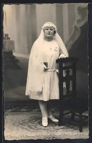 Foto-AK Mädchen am Tag ihrer Konfirmation