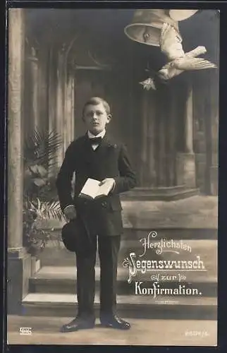 AK Segenswunsch zur Konfirmation, Junge vor einer Kirchentür