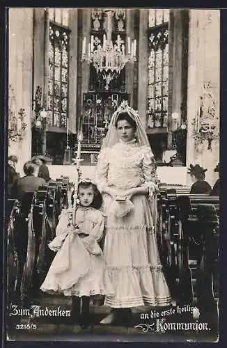 AK Mädchen zu ihrer ersten Kommunion in der Kirche