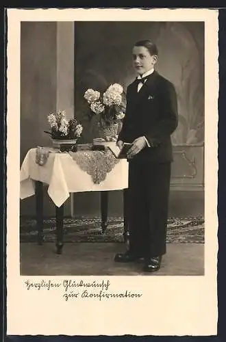 AK Junge mit Bibel und Geschenketisch, Konfirmation