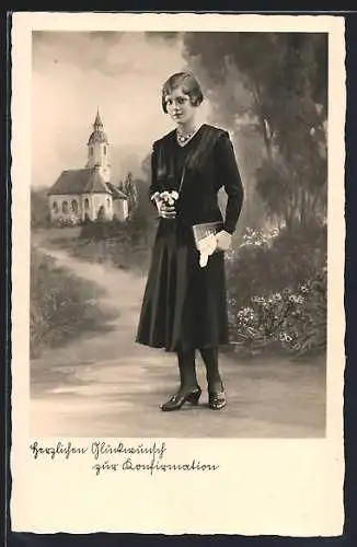 AK Junge Frau mit Bibel in der Hand auf dem Weg zu ihrer Konfirmation