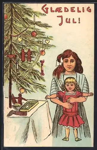 AK Glaedelig Jul, Mädchen mit Puppe neben geschmücktem Tannenbaum