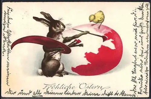 Künstler-AK Osterhase bemalt ein Osterei mit roter Farbe, Küken schaut zu