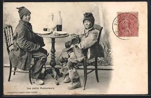 AK Zwei Schornsteinfeger sitzen an einem Tisch, Les petits Ramoneurs