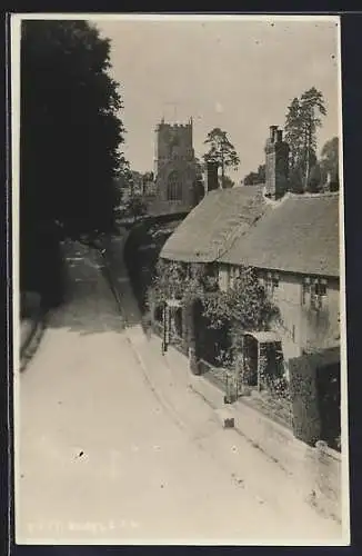 AK East Knoyle, Strassenpartie mit Turm