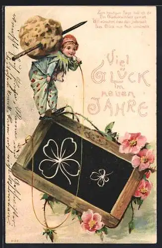 AK Junge steht auf einer Tafel mit aufgemalten Kleeblättern, Neujahr