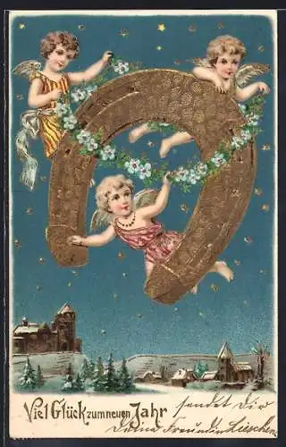 Präge-AK Drei Neujahrsengel mit einem Hufeisen, Viel Glück zum neuen Jahr