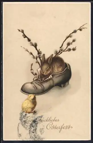 AK Osterhase sitzt in einem Schuh und schaut ein Osterküken an