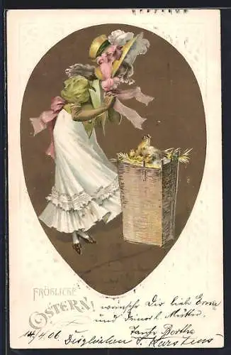Präge-AK Fröhliche Ostern!, Elegante Dame ist entzückt über frisch geschlüpfte Osterküken