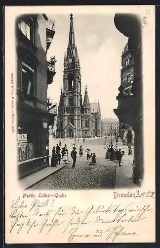 AK Dresden-Neustadt, Martin Luther-Kirche mit Passanten von der Strasse aus