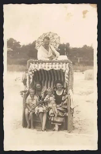 Foto-AK Ahlbeck /Ostsee, Familie im Strandkorb mit Mann obenauf unter Sonnenschirm