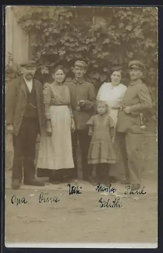 Foto-AK Breddin, Familienporträt mit zwei Soldaten in Uniform 1915