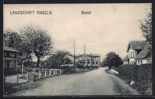 AK Bistoft /Angeln, Strassenpartie mit Blick auf Fabrikgebäude