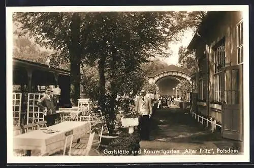 AK Potsdam, Gasthof und Konzertgarten Alter Fritz, Partie im Garten