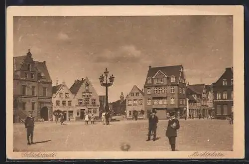 AK Glückstadt, Marktplatz mit mehreren posierenden Passanten