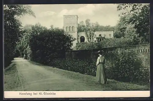 AK Kl. Glienicke, Havelweg mit spazierender Dame