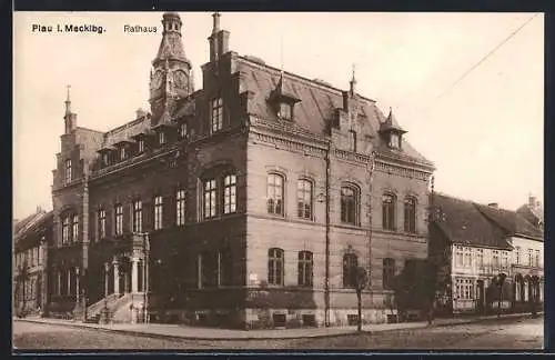 AK Plau i. Mecklbg., Rathaus mit Strassenpartie