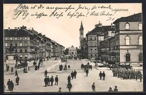AK München, Ludwigstrasse mit vielen Passanten und Soldaten in Formation